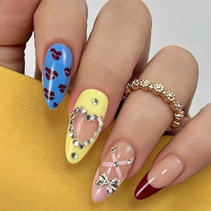 Artificial nails with playful heart and flower design Acalora