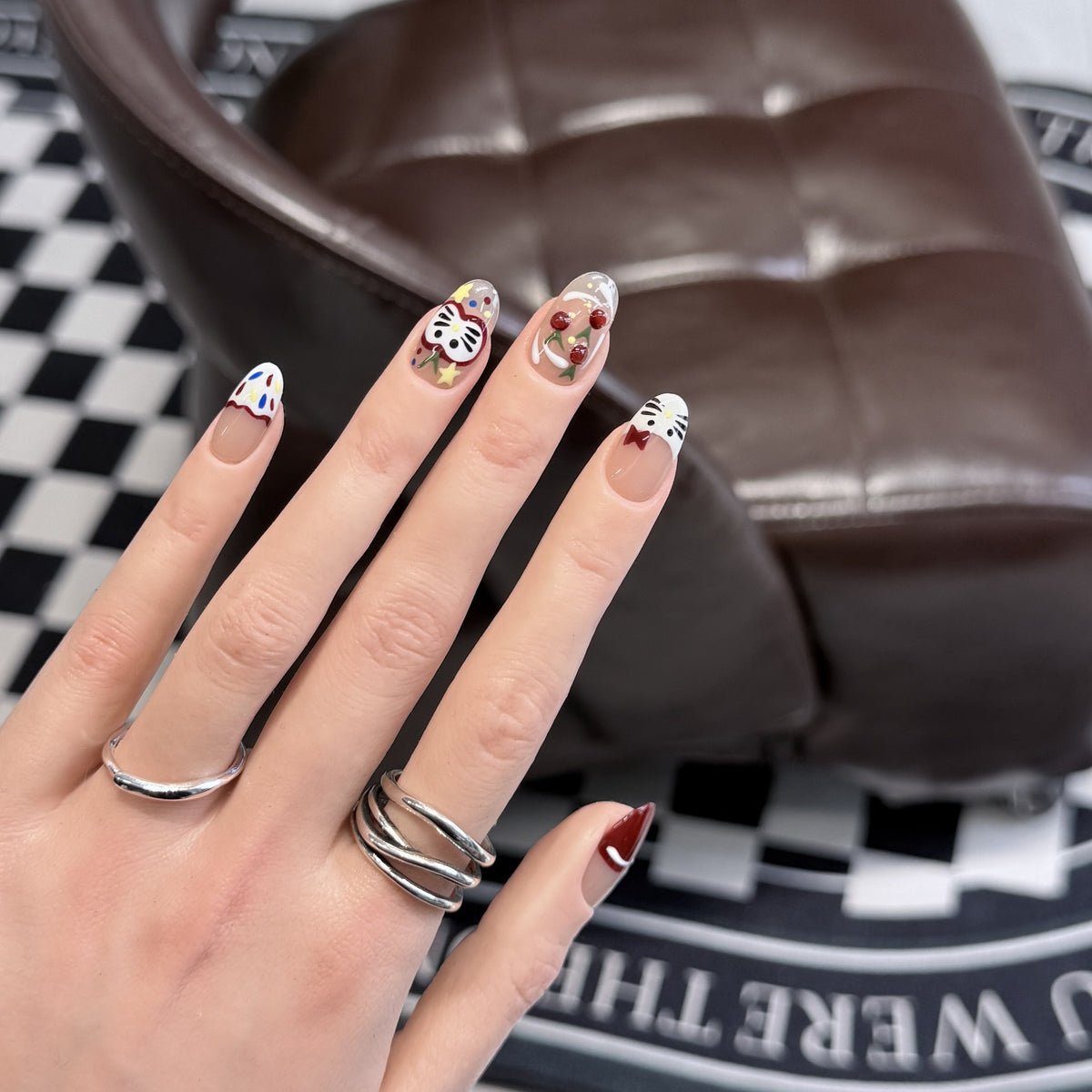 Artistic Character-Themed Press-On Nail Art Set Acalora