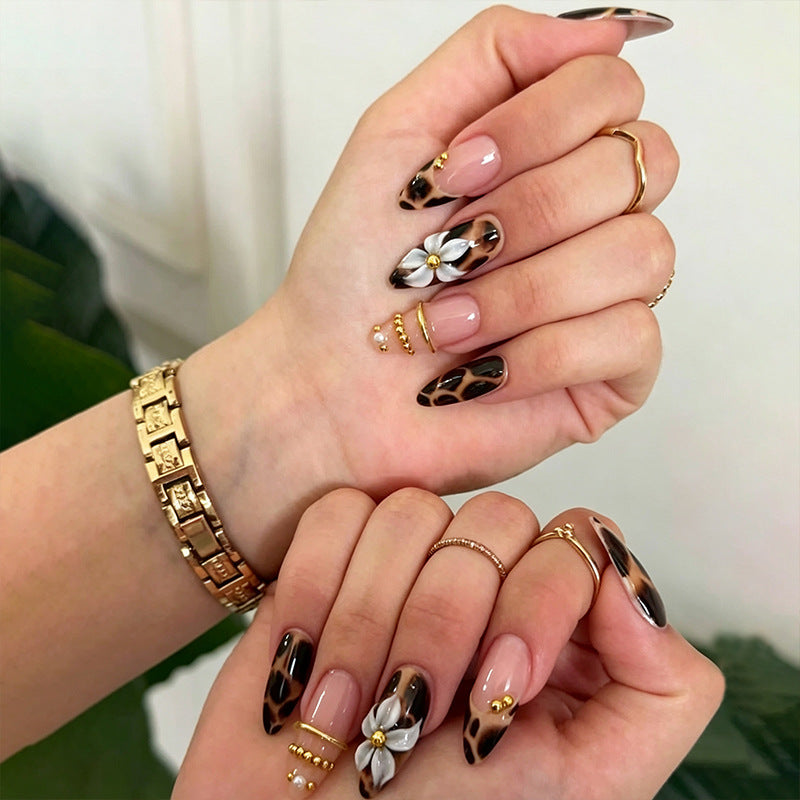 Nail set with elegant animal print and floral appliqués Acalora