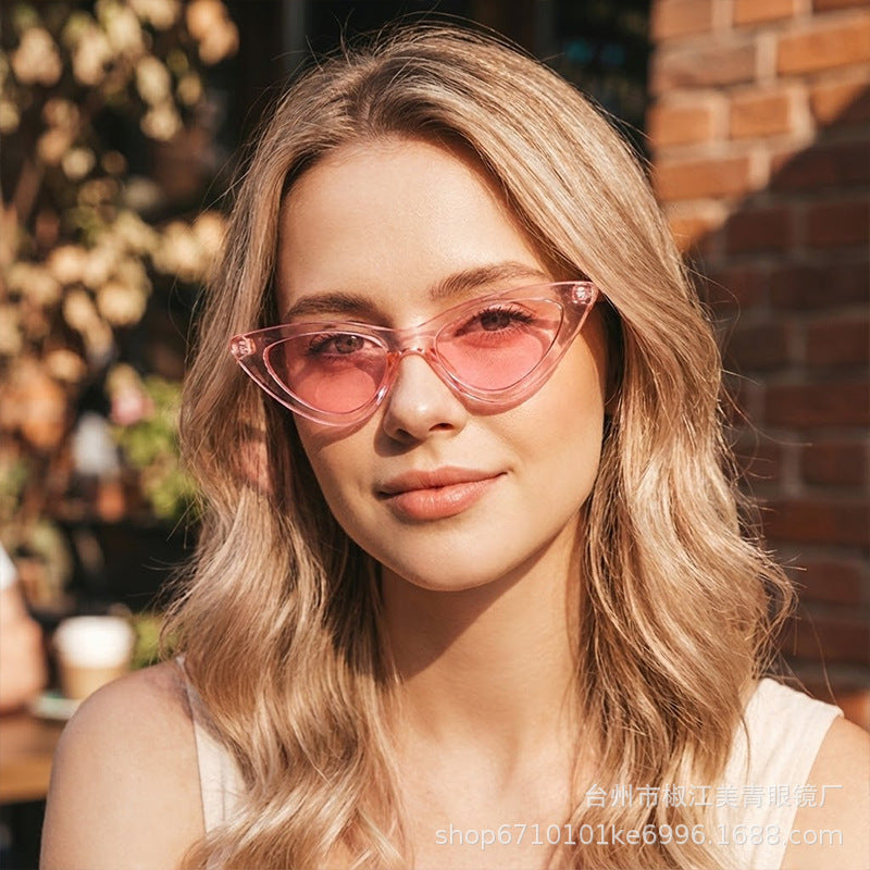 Ladies Cat-Eye Sunglasses with Elegant Tortoiseshell Pattern Bowlift