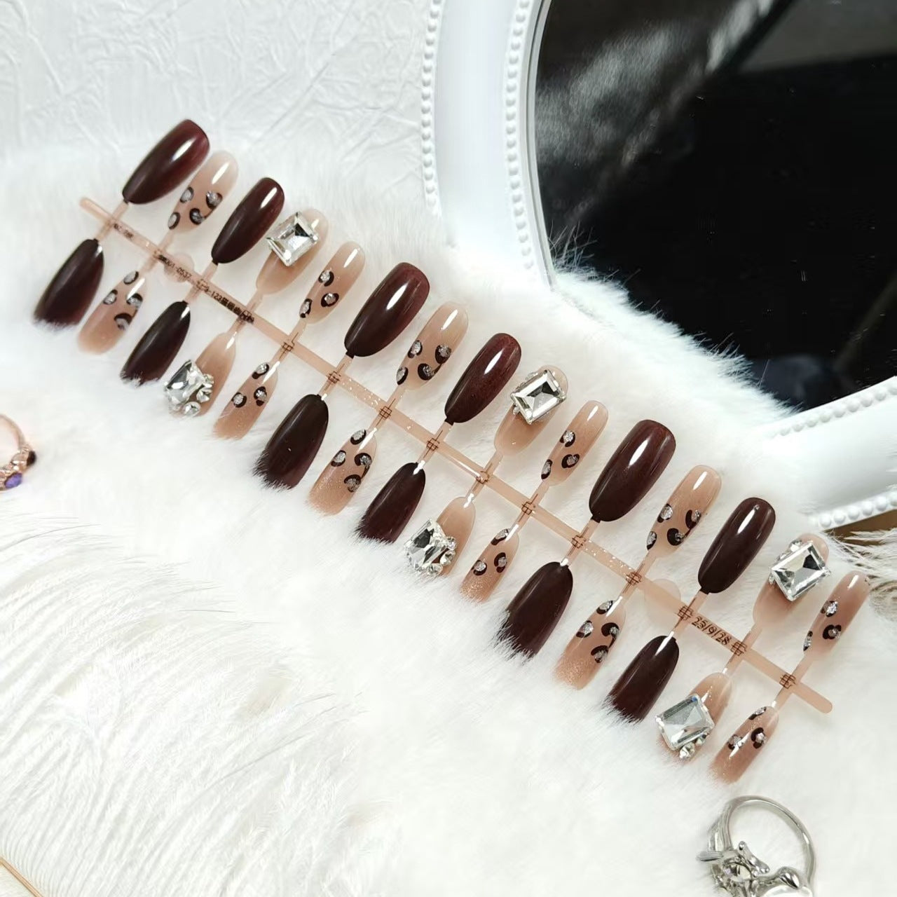 Artificial nails with elegant glamour accents Acalora
