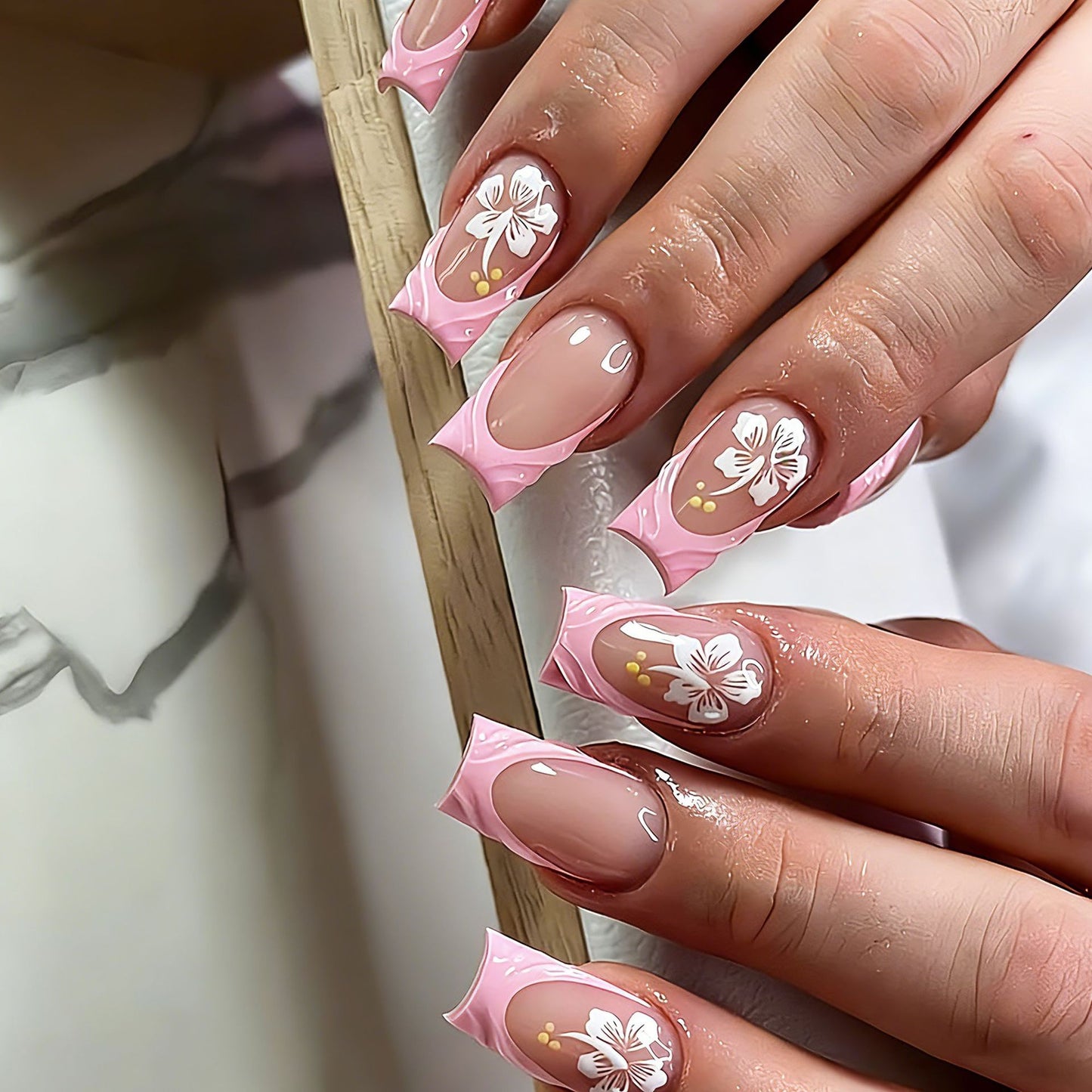 Artificial nail set with floral applications and elegant accents Acalora