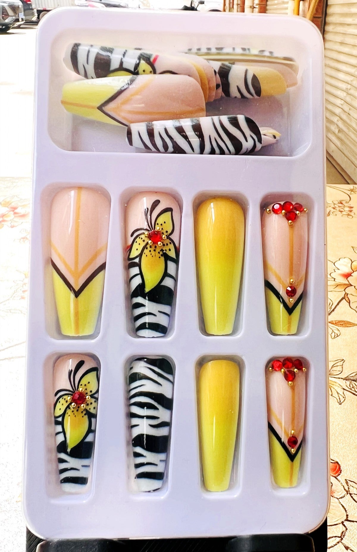 Creative press-on nails with flower and animal designs Acalora