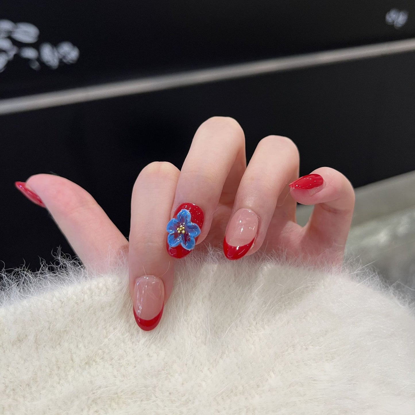Stylish Floral Accent Press-On Nail Set Acalora