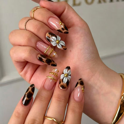 Nail set with elegant animal print and floral appliqués Acalora