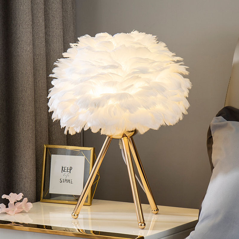 Skanto | Feather Table Lamp