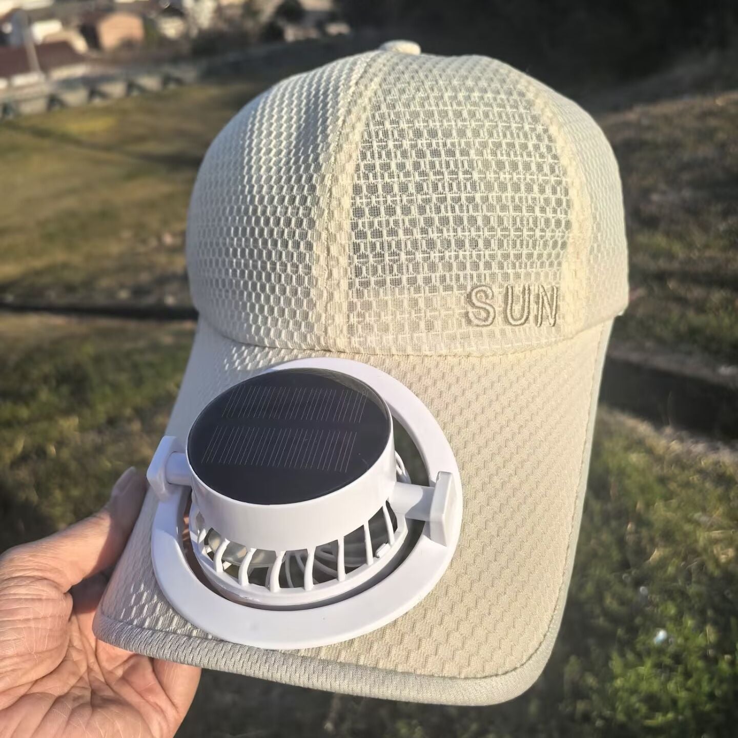 Ventilated baseball cap with detachable rechargeable fan Bowlift