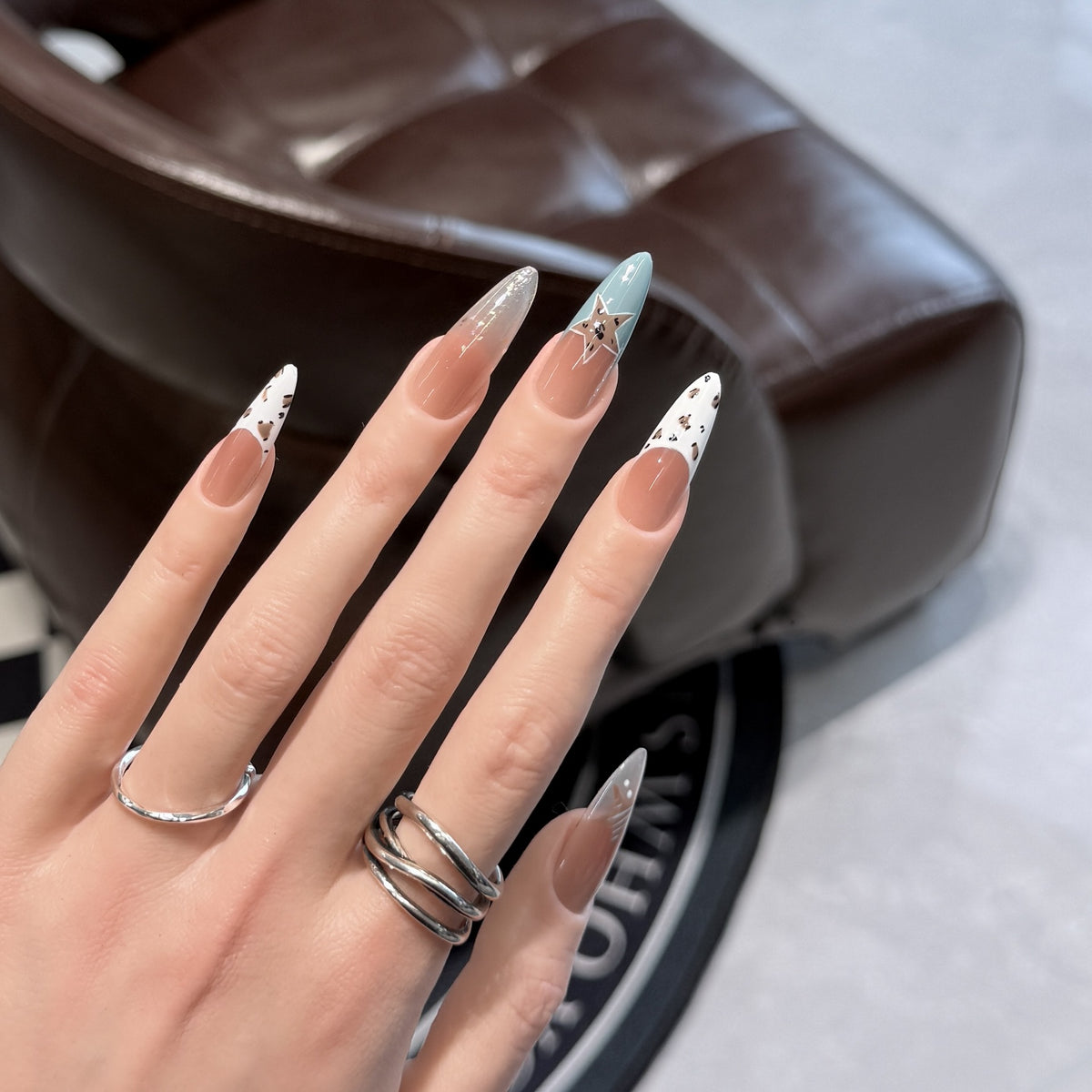 Elegant Stiletto Press-On Nail Set with Artistic Accents Acalora
