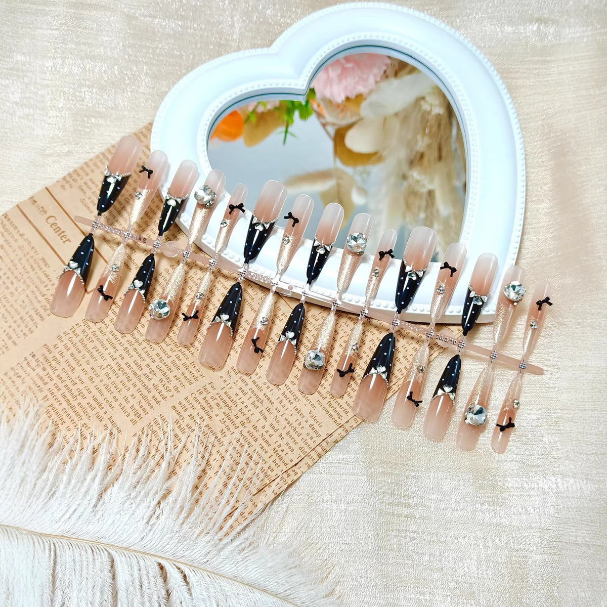 Artificial nails with glamorous rhinestone details Acalora