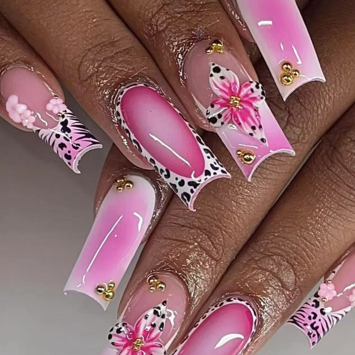 Nail art set with floral and glamorous accents Acalora
