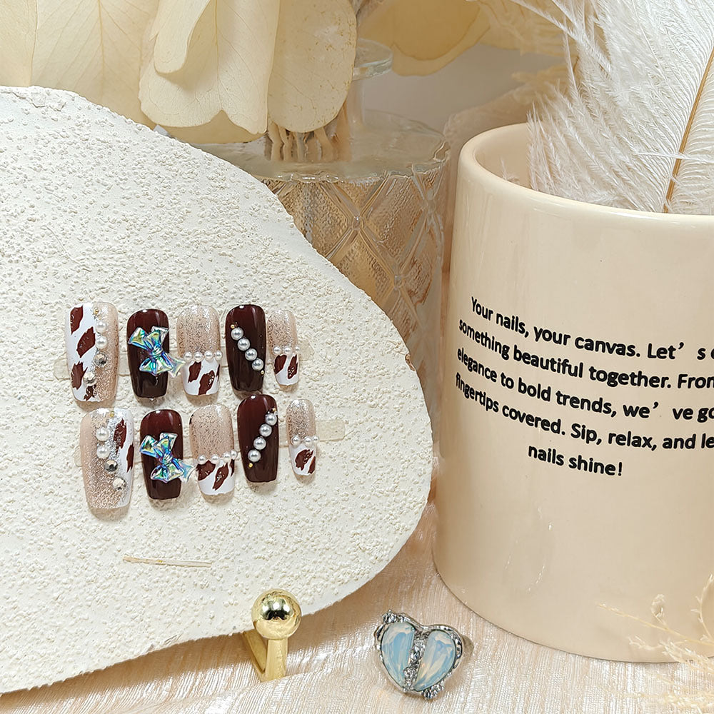 Artificial nails with glamorous 3D applications and glitter Acalora