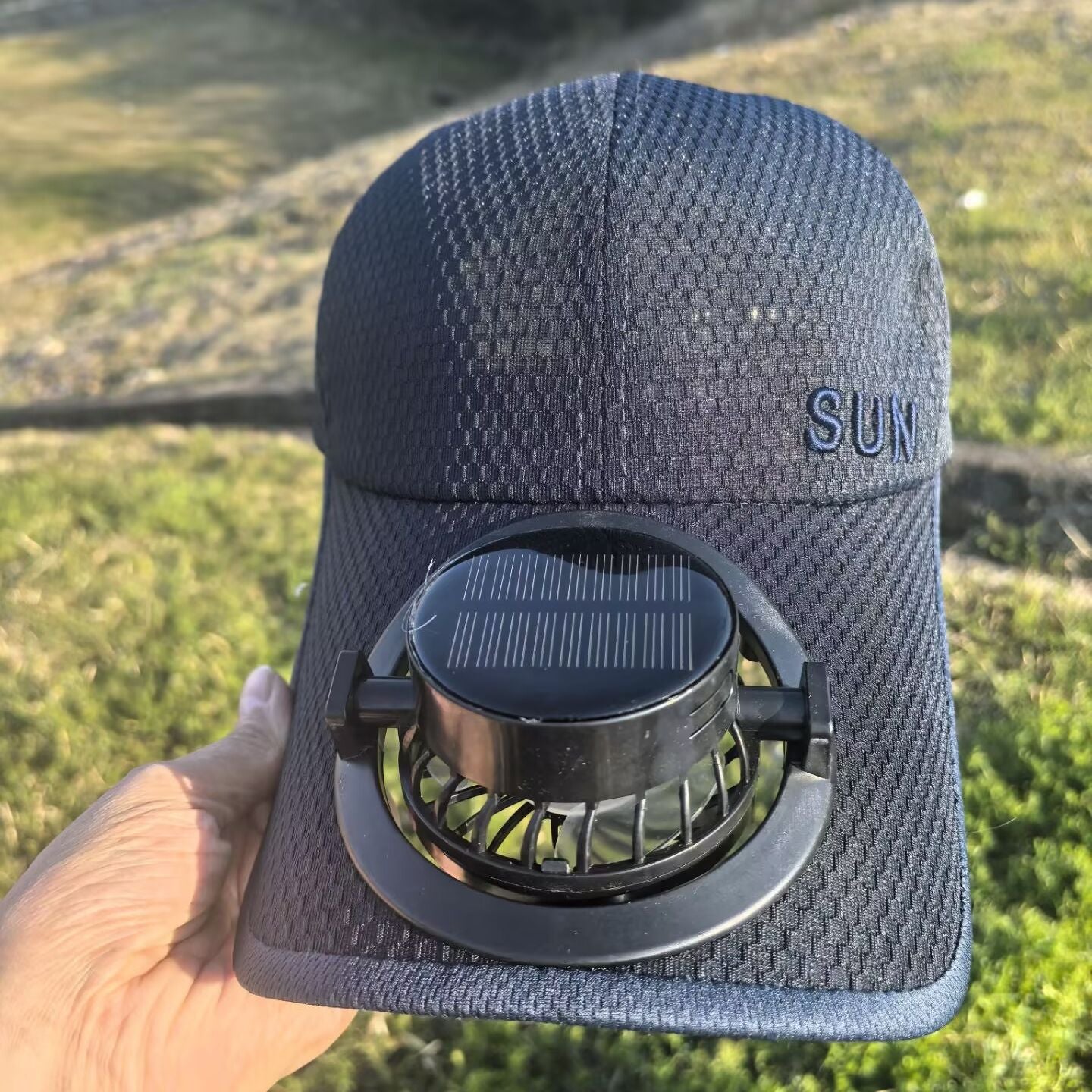 Ventilated baseball cap with detachable rechargeable fan Bowlift