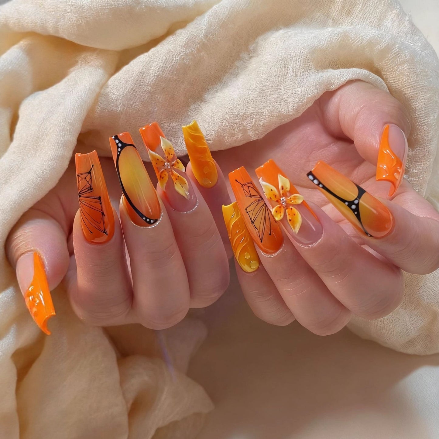 Artificial nails with creative flower designs and sparkling accents Acalora