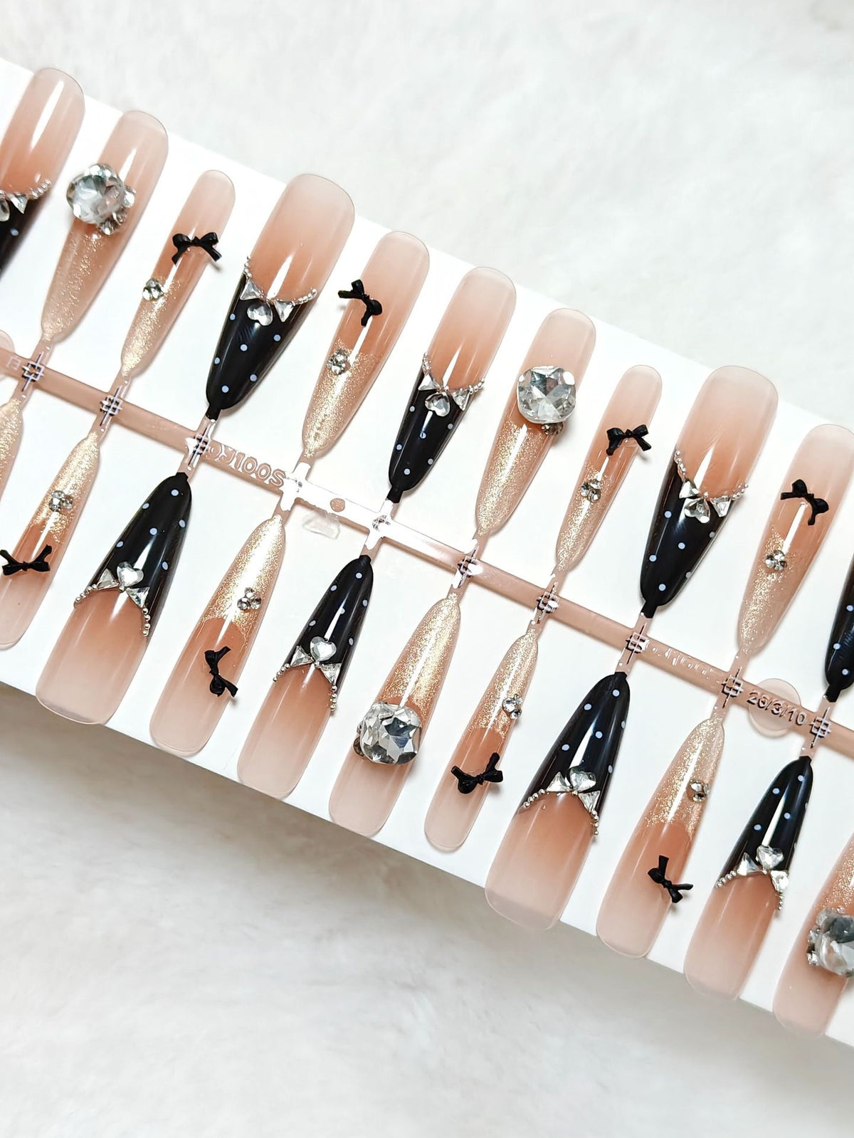 Artificial nails with glamorous rhinestone details Acalora