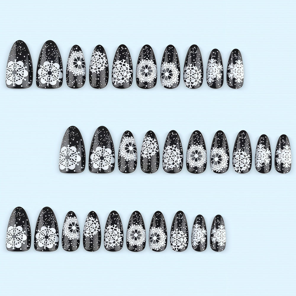 Artificial nails in a unique winter design with snow and reindeer motifs Acalora
