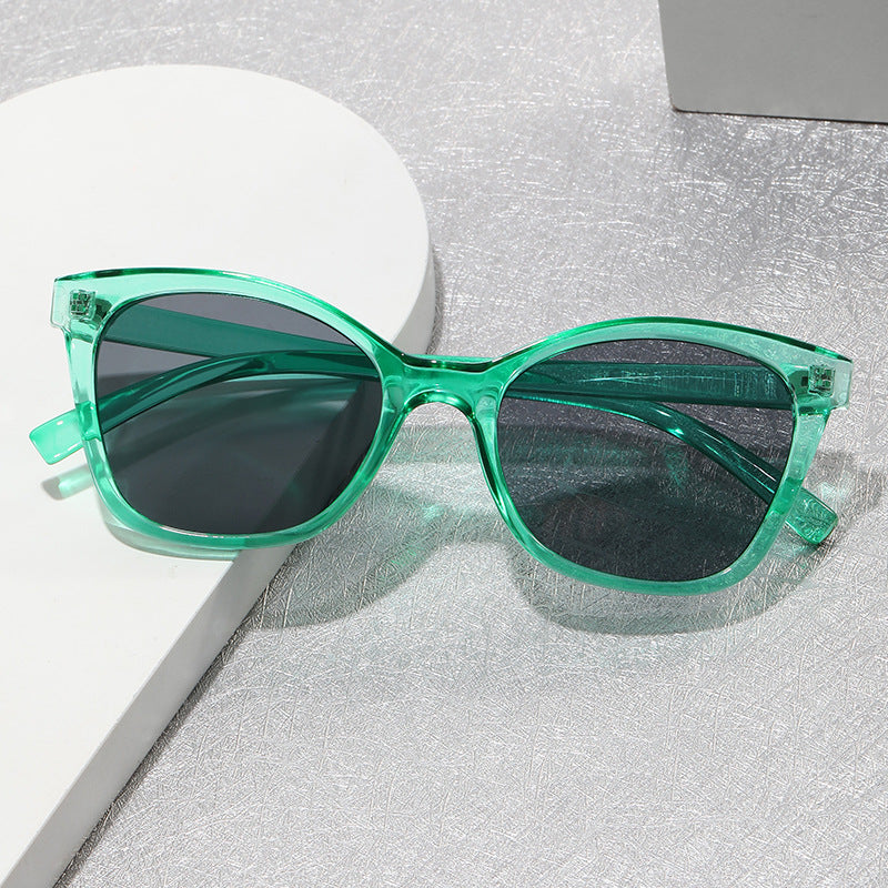 Women’s elegant sunglasses in a modern cat-eye style Bowlift