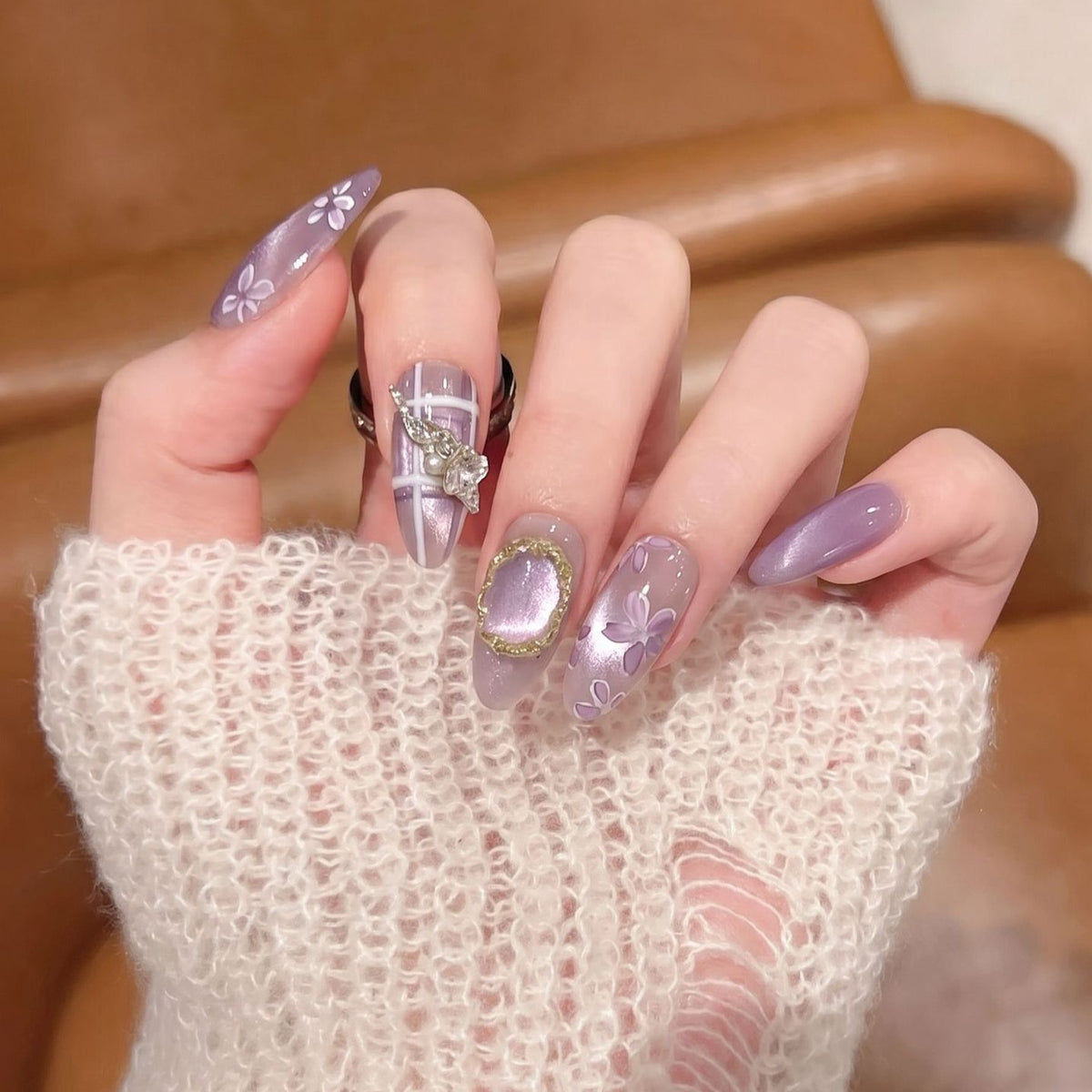 Artistic Press-On Nail Set with Floral Accents Acalora