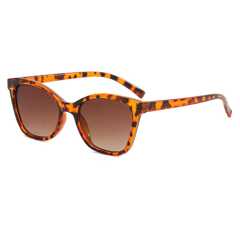 Women’s elegant sunglasses in a modern cat-eye style Bowlift