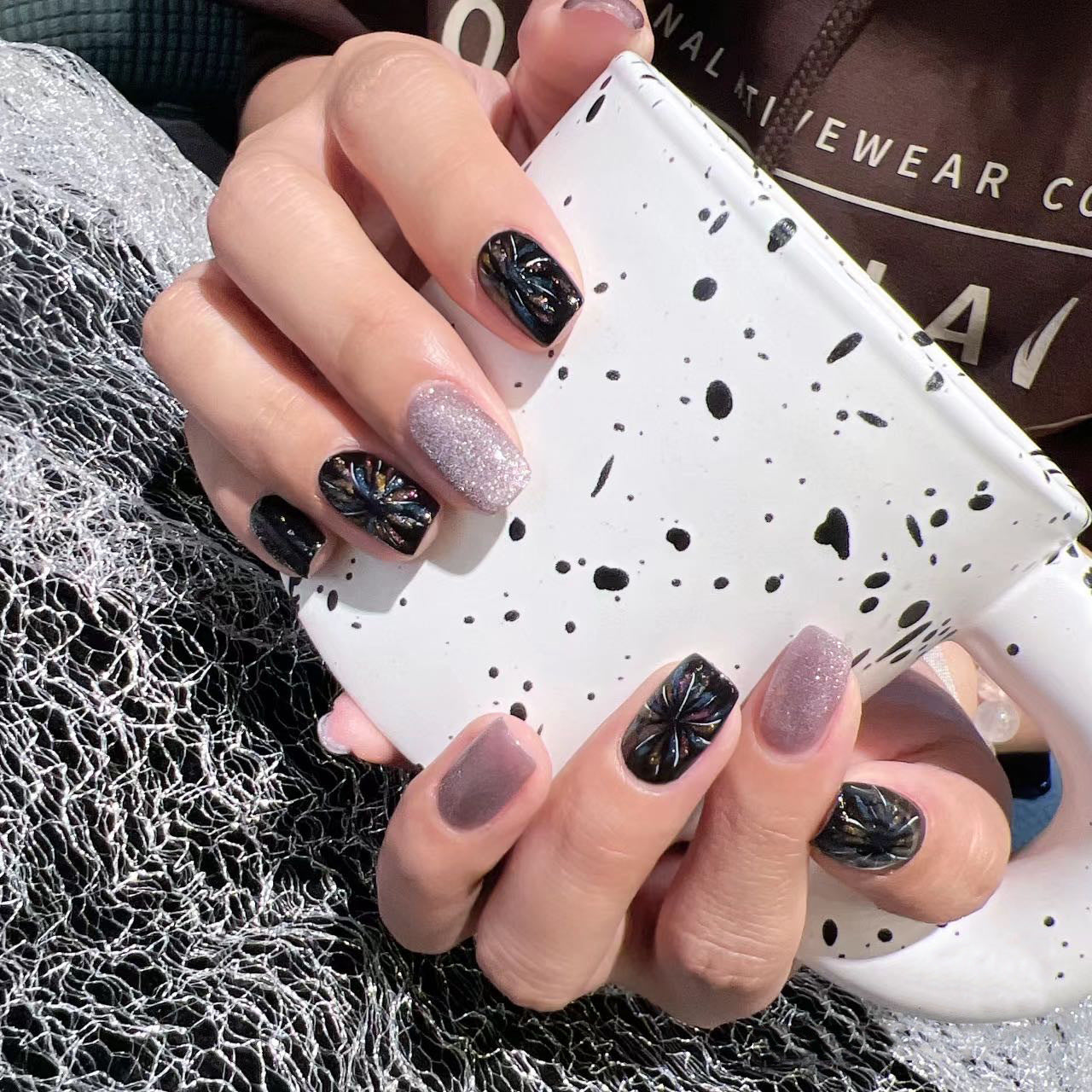 Artificial nails with glitter and floral patterns Acalora