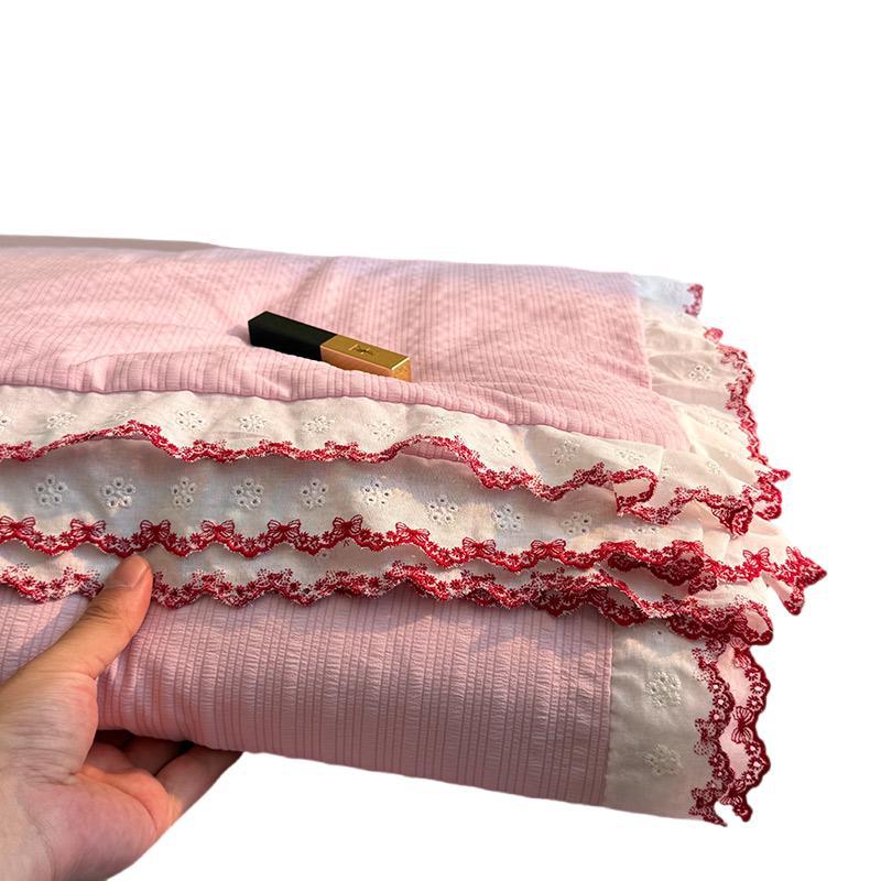 Women's bedspread with elegant lace trim and fine cotton surface Skanto