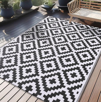 Elegant decorative rug with geometric pattern