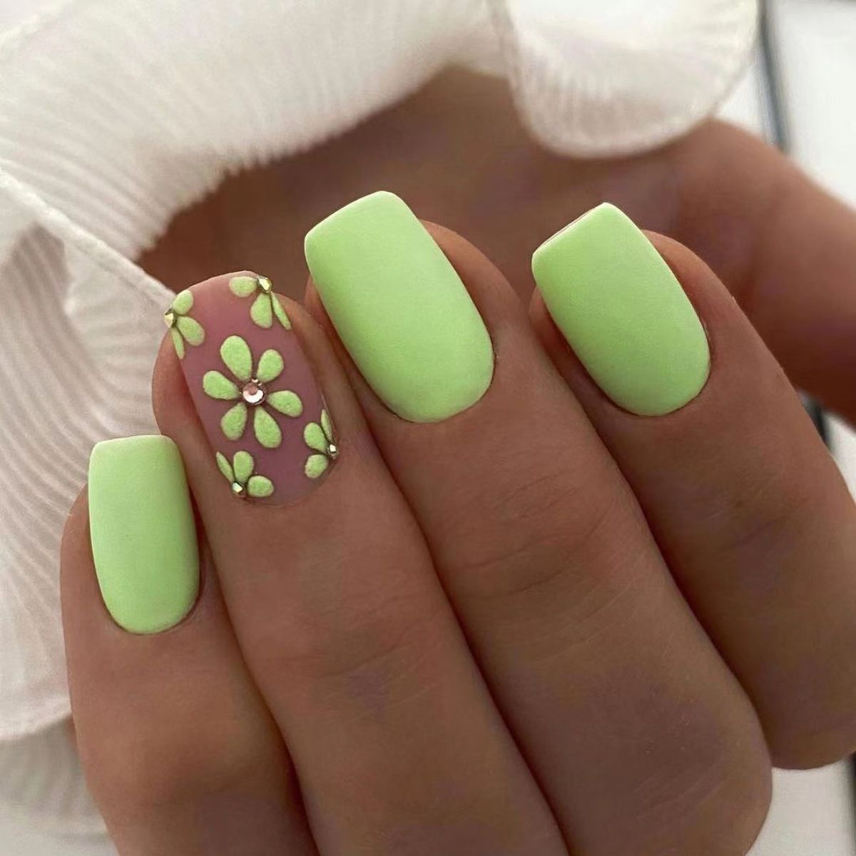 Artificial nail set with floral designs and matte finish Acalora