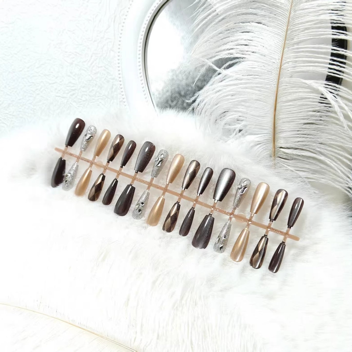 Artifical nails in elegant metallic look Acalora