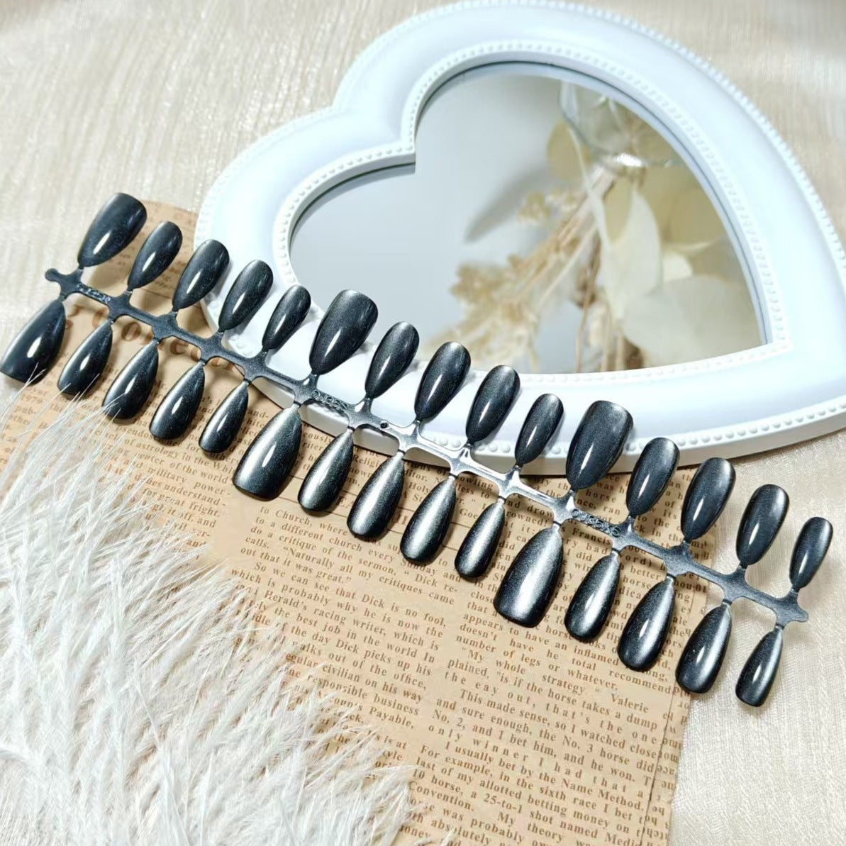 Artificial nails in elegant Cat-Eye design Acalora