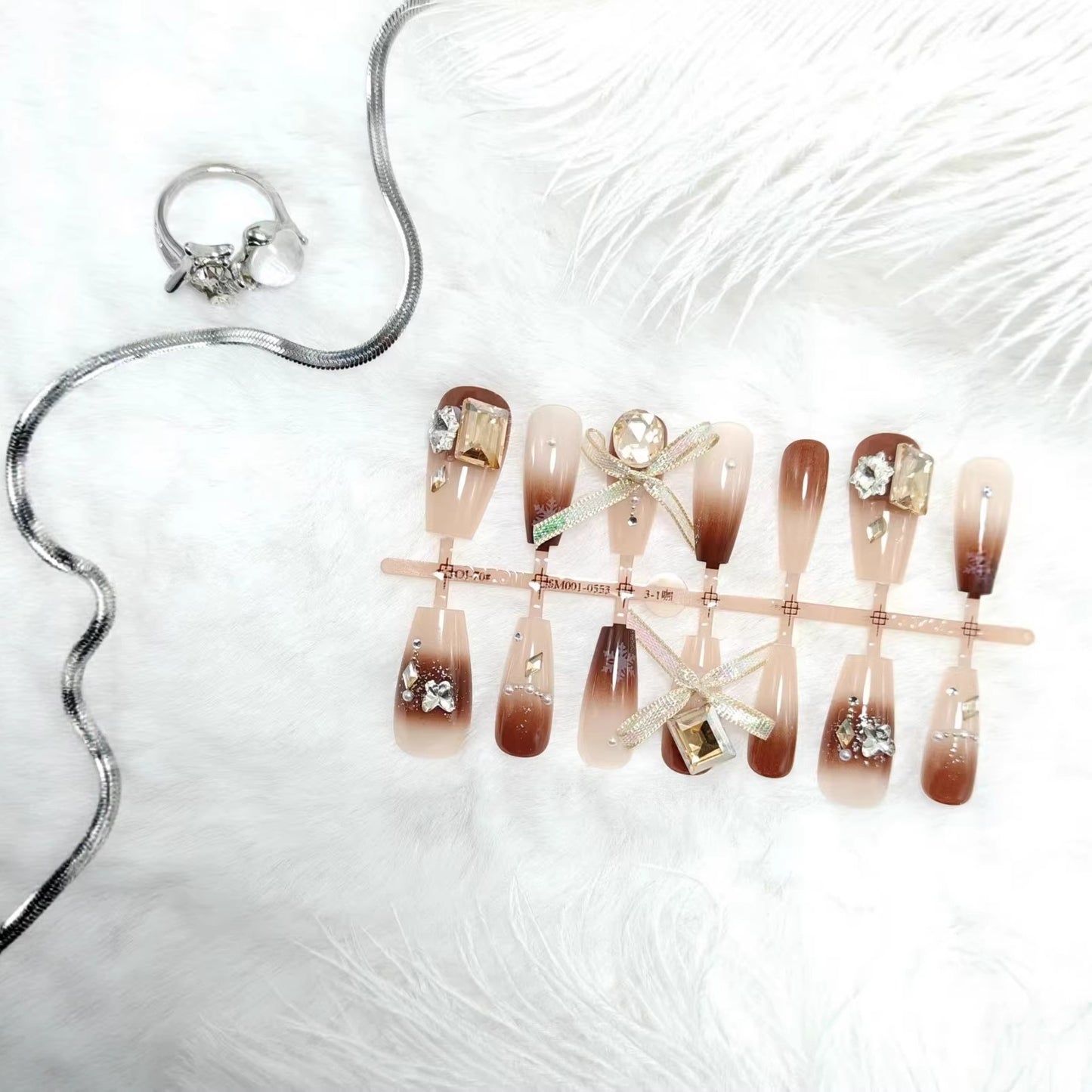 Artificial nails with luxurious design and elegant decorations Acalora