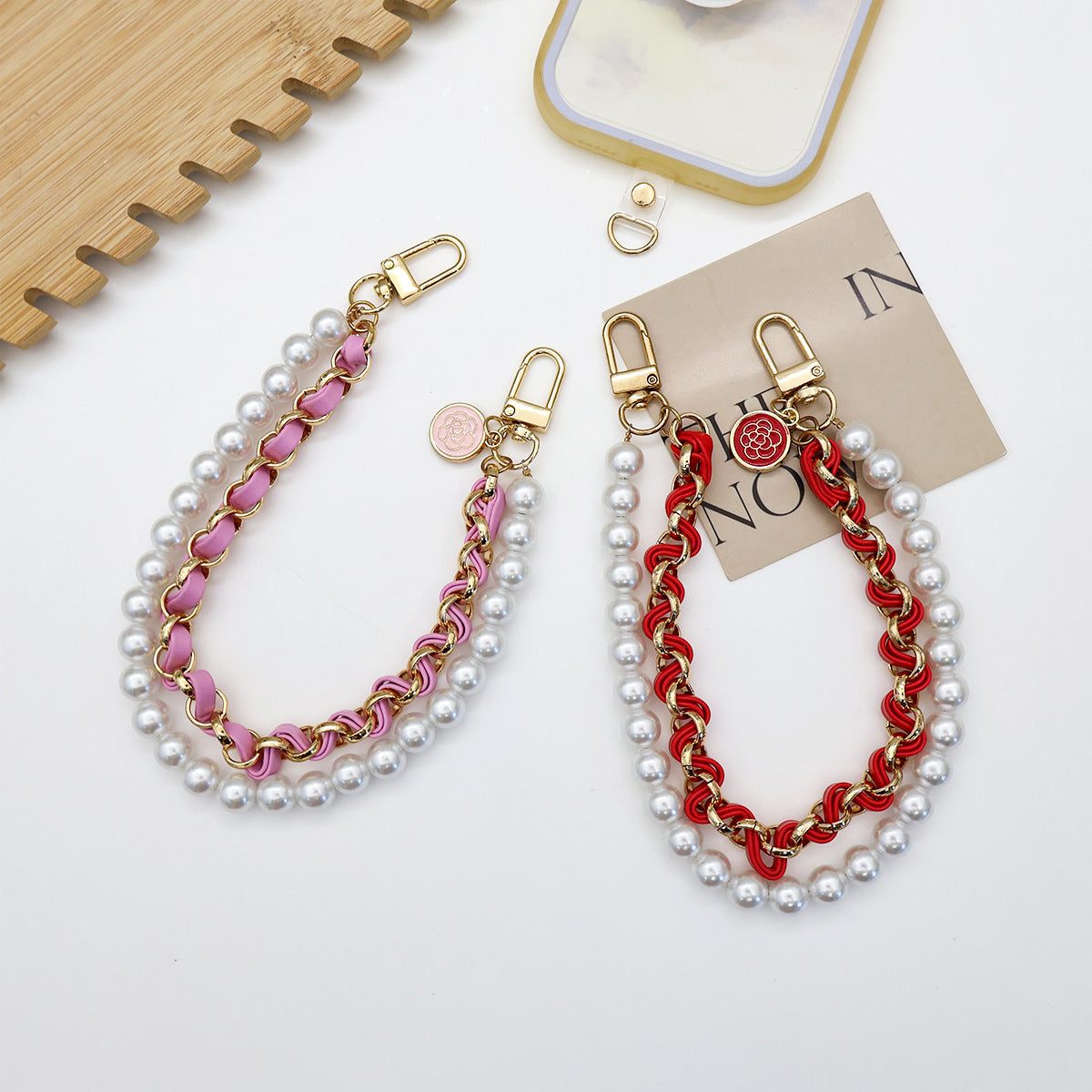 Chic Pearl-Chain Eyewear Holder Acalora