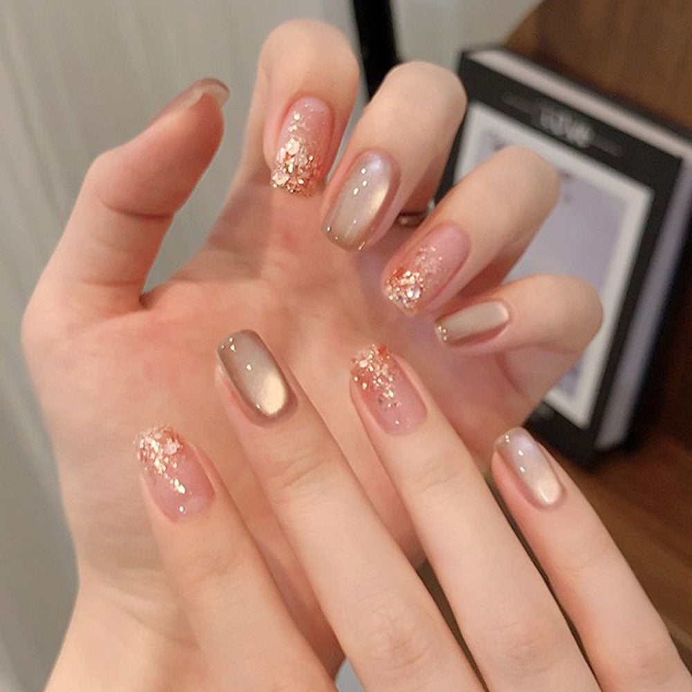 Luxurious artificial nails with glitter accents Acalora
