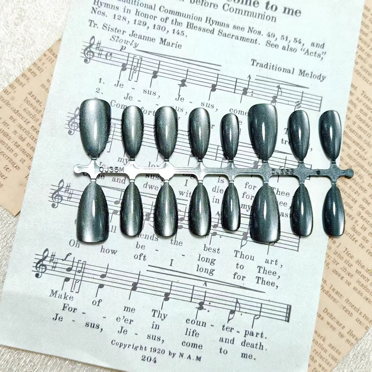 Artificial nails in elegant Cat-Eye design Acalora
