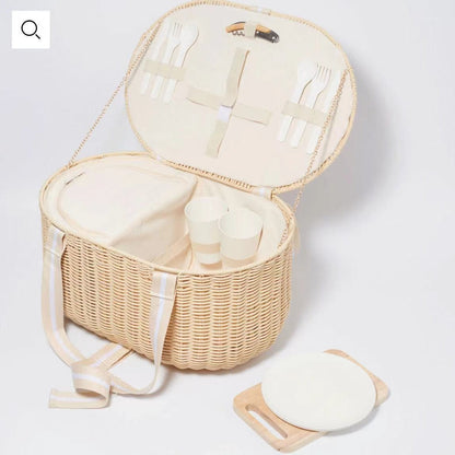 Women's picnic basket with integrated dinnerware set and practical insulation elements Karnz