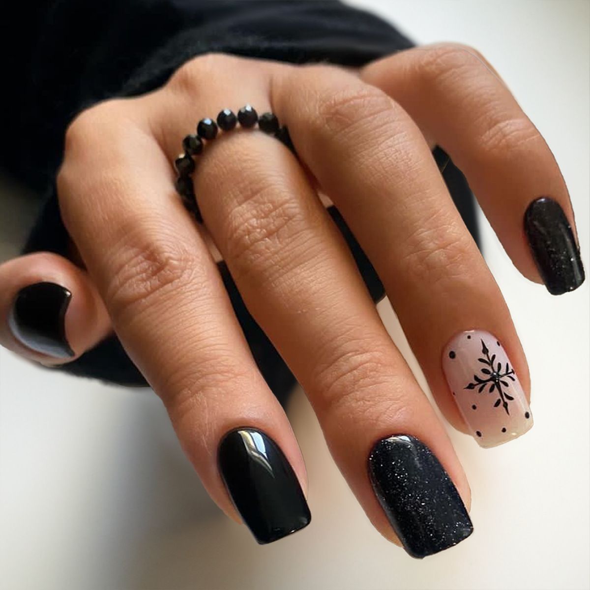 Decorative Press-On Nail Art Set with Elegant Floral and Shimmer Design Acalora