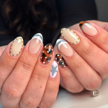 Artificial nails with trendy graphic designs Acalora