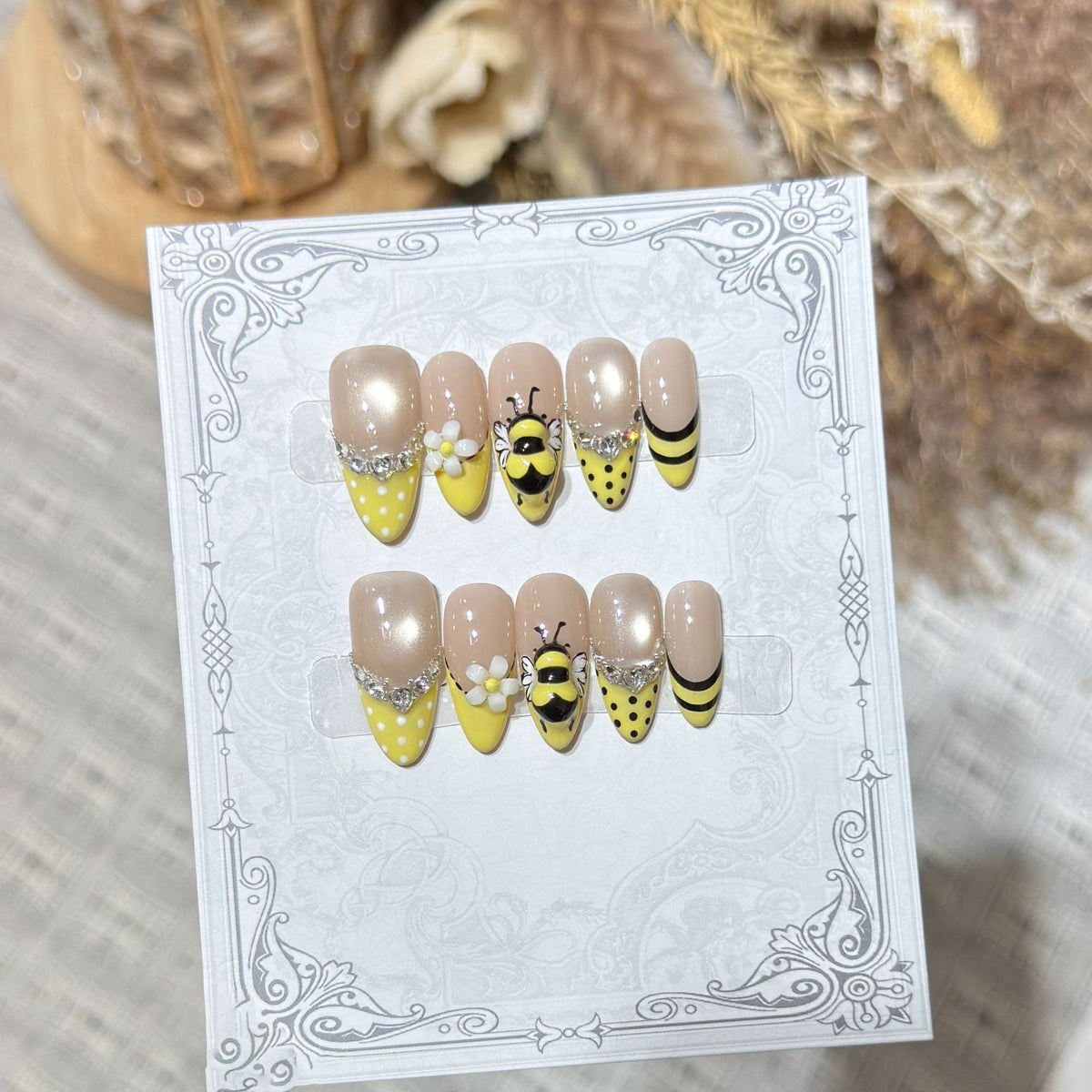 Artistic Bee-Themed Press-On Nail Set Acalora