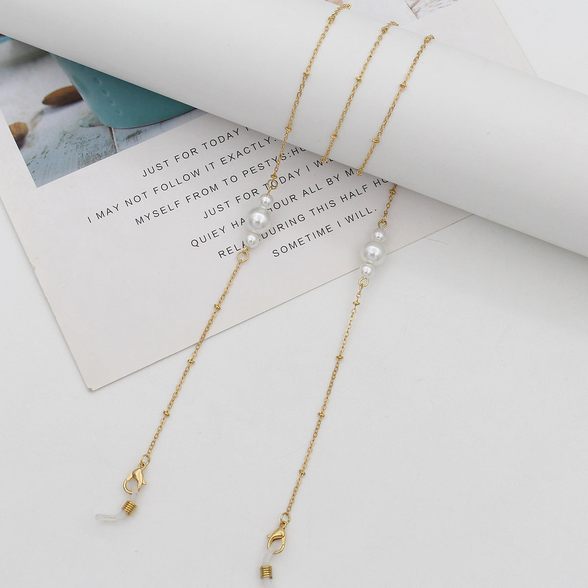 Elegant Pearl Chain Eyewear Holder Acalora