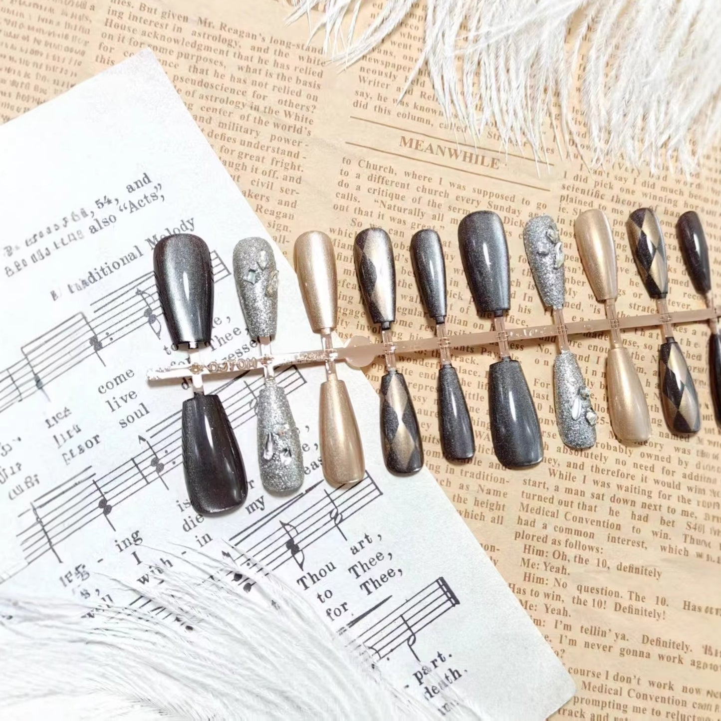 Artifical nails in elegant metallic look Acalora