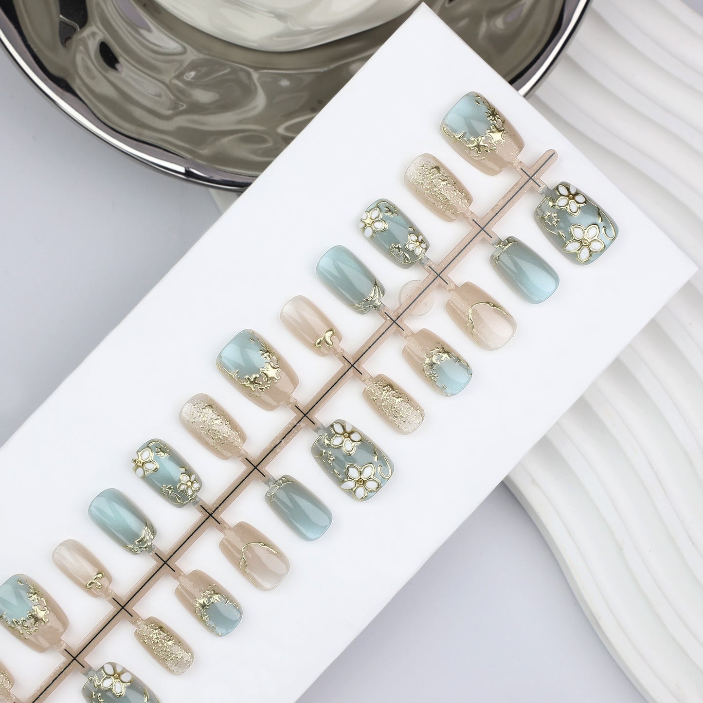 Decorative Floral Press-On Nail Set Acalora