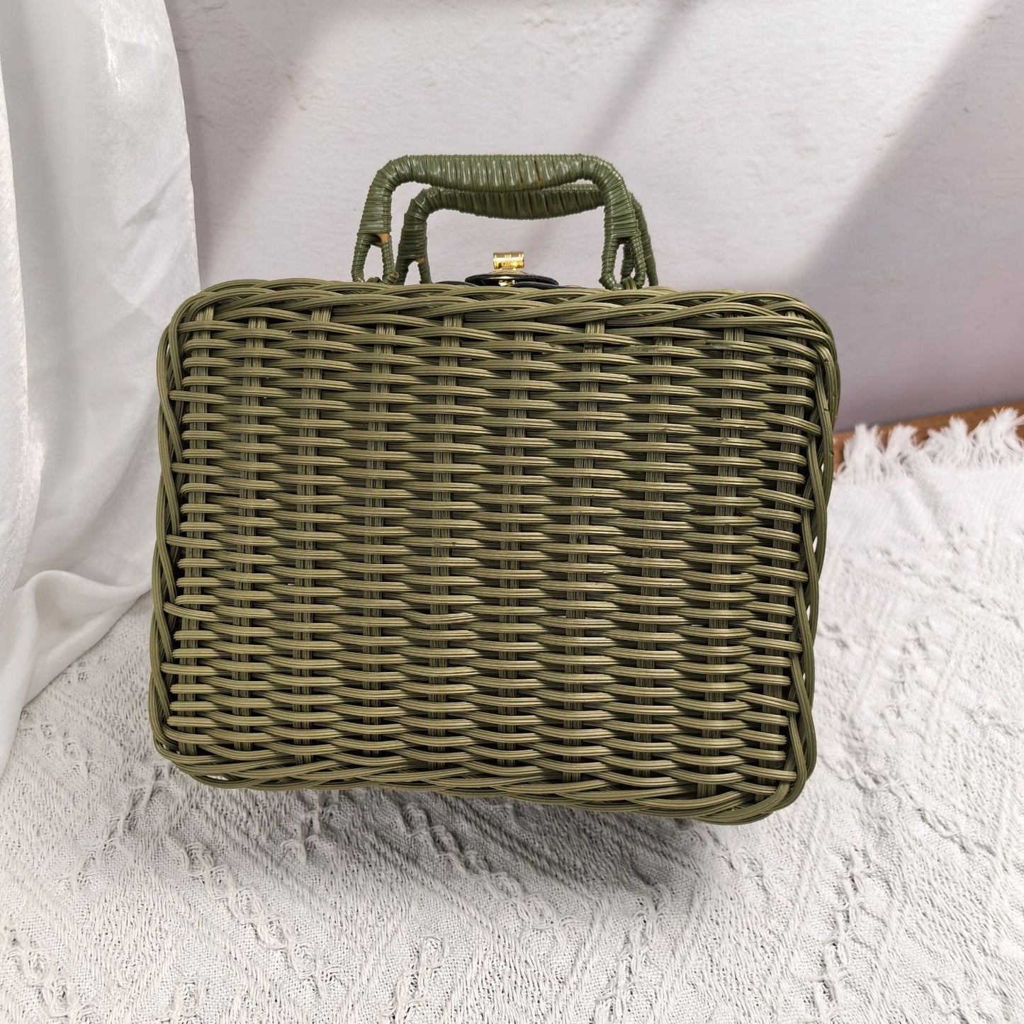 Women elegant handbag made of woven material Kalsten