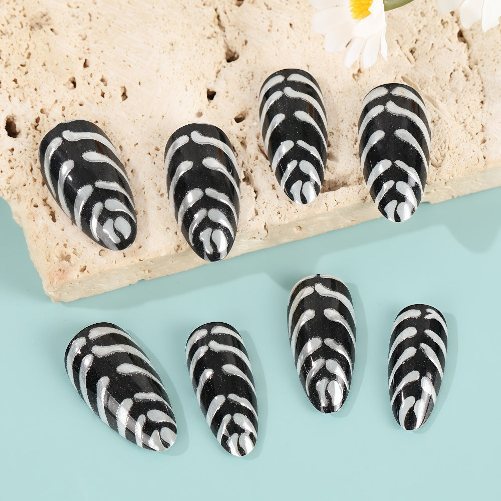 Stylish striped pattern artificial nails Acalora