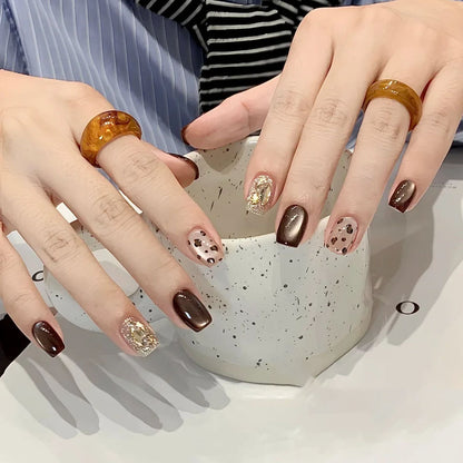 Artificial nails with luxurious shine and animal design Acalora