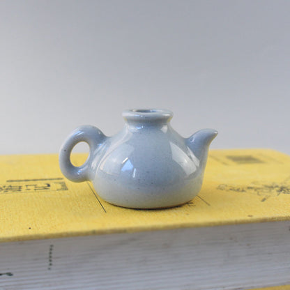 Elegant ceramic vase with artistic design Acalora