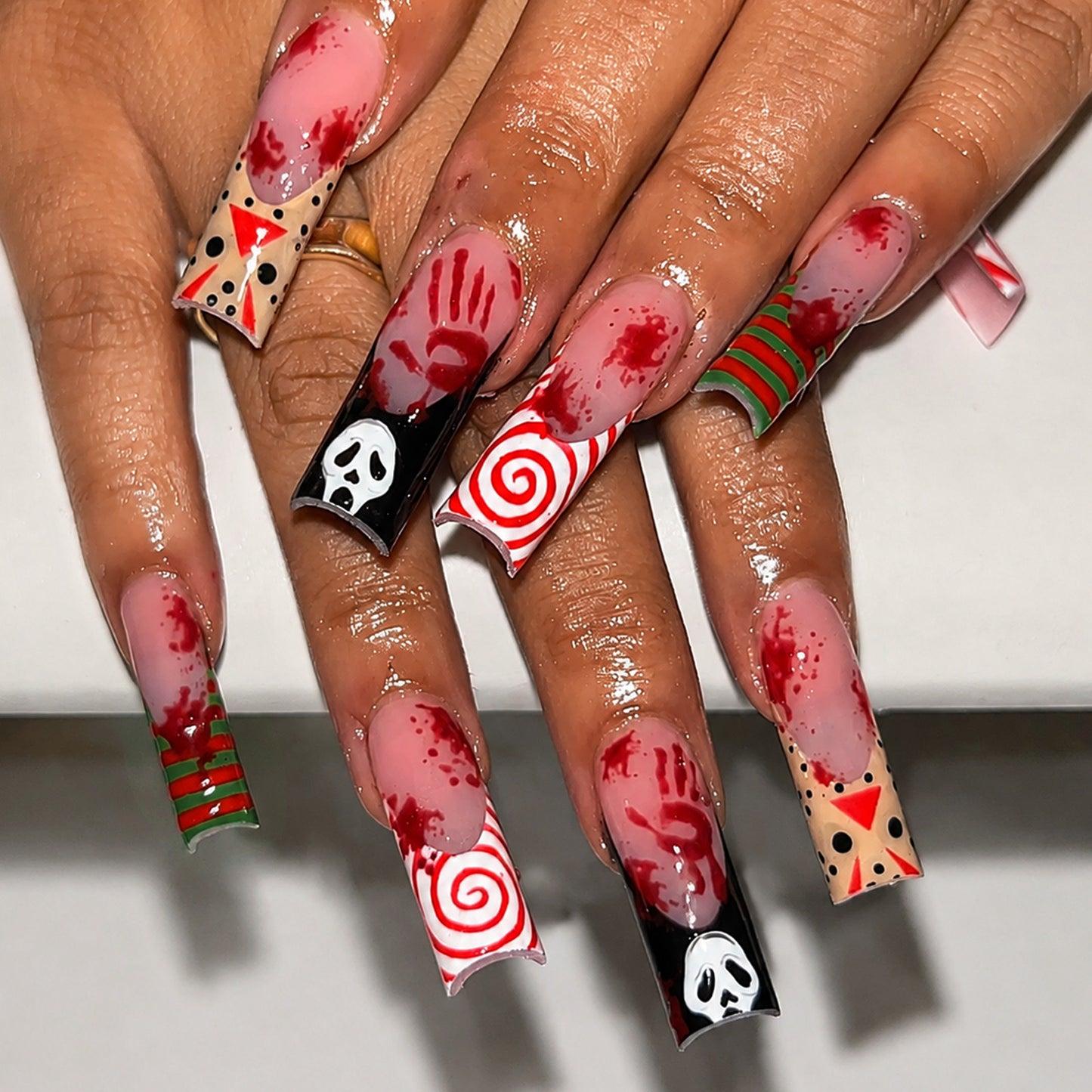 Artistic Holiday-Themed Press-On Nail Set Acalora