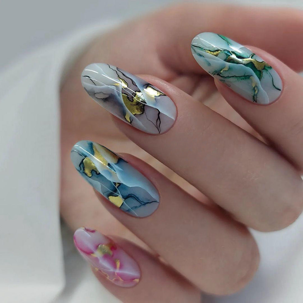 Artificial nails in modern marble design Acalora