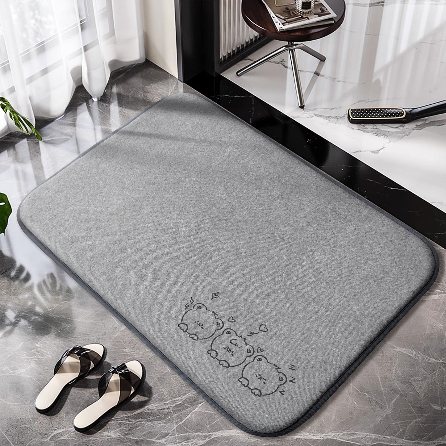 Non-slip bathroom rug with charming design
