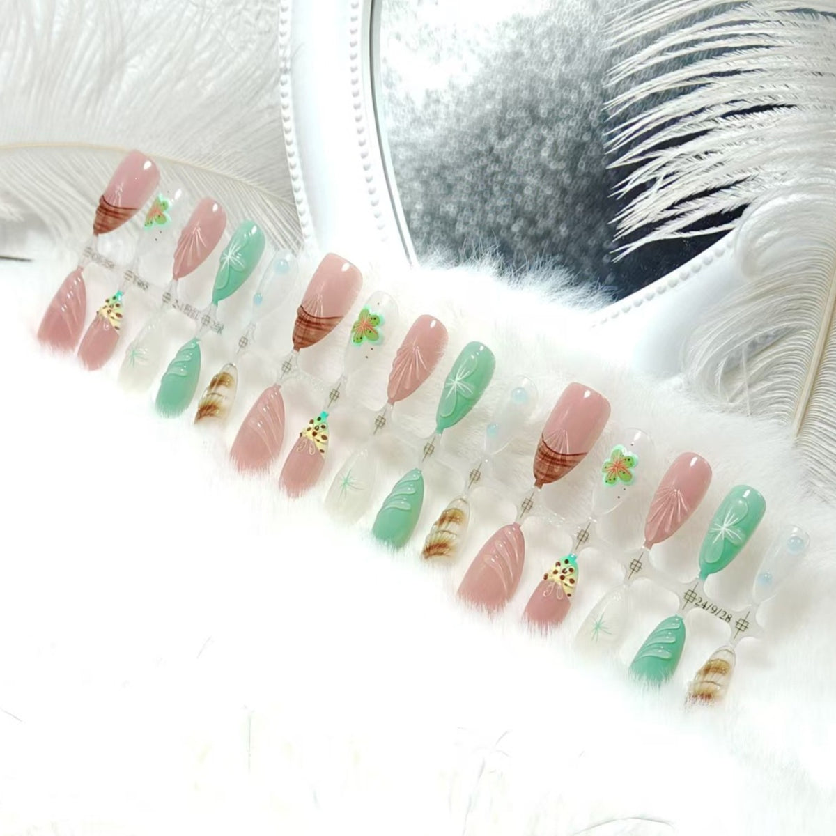 Artificial nail set with exquisite floral designs and shimmering effects Acalora