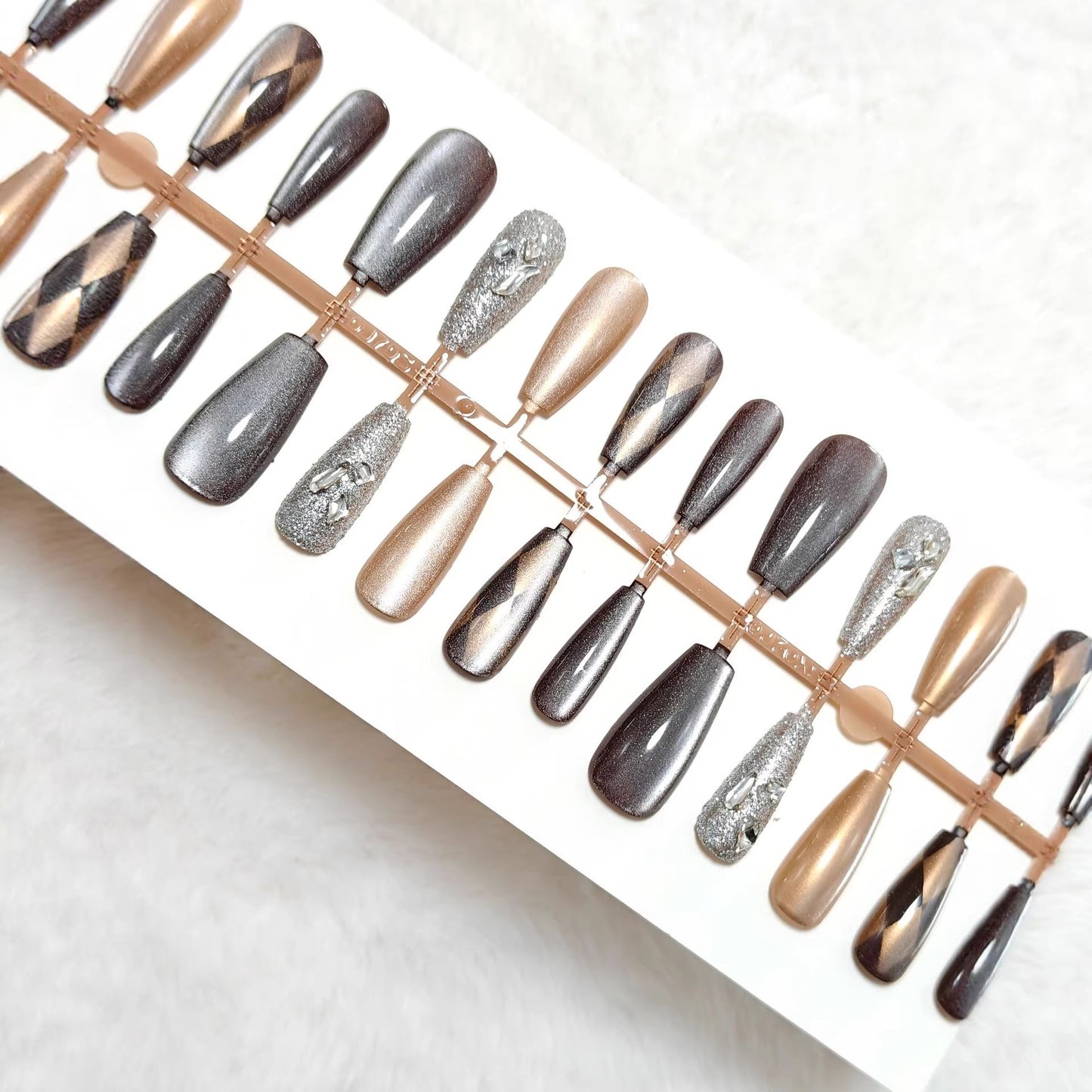 Artifical nails in elegant metallic look Acalora