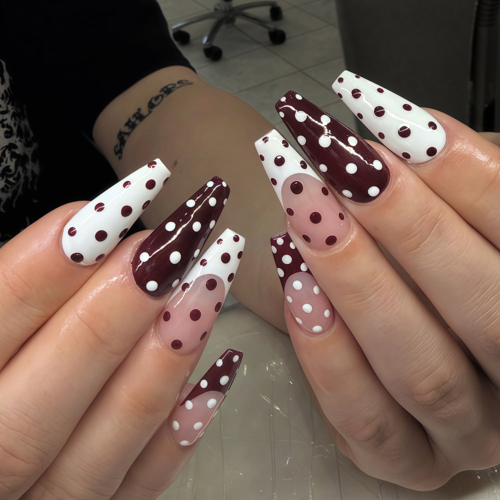 Artificial nails in the popular polka dot design Acalora