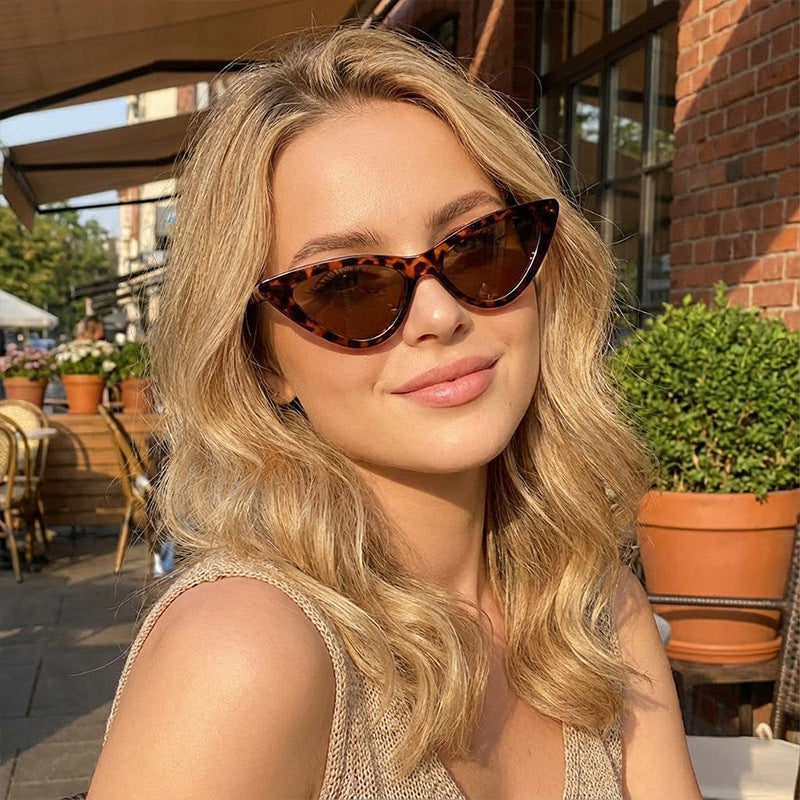 Ladies Cat-Eye Sunglasses with Elegant Tortoiseshell Pattern Bowlift